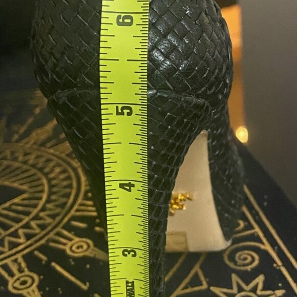 GENTLY WORN ELEGANT AND CLASSIC Prada Black Leather Pumps - Size 36/6 - Picture 5 of 8